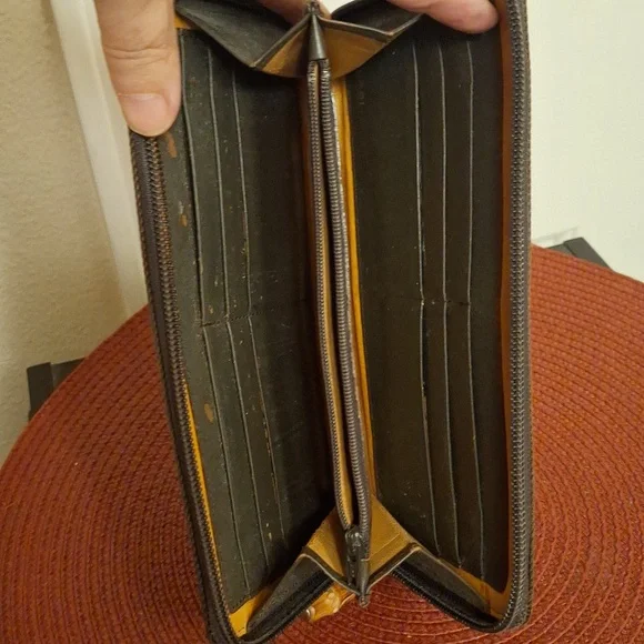 GUCCI Brown Zip Around Wallet - Picture 7 of 10